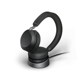 Jabra Evolve2 75 headset placeret i den medfølgende USB-C ladestander