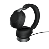 Jabra Evolve2 85 headset i den medfølgende ladestander